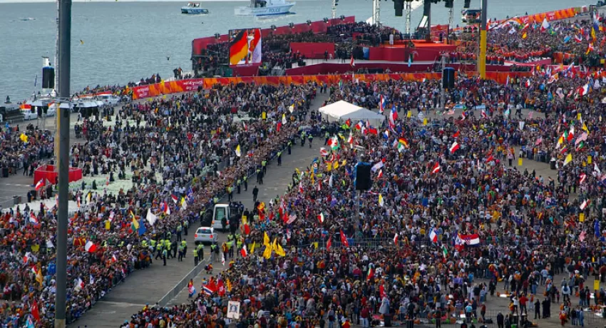 Crowd at Barangaroo, Sydney, for first day of WYD08 celebrations